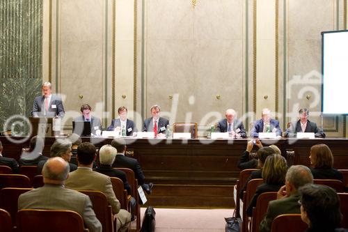 (C) fotodienst.at / Anna Rauchenberger - Wien, am 01.06.2011 - Heute lud das Wirtschaftsforum der Führungskräfte (WdF) zur jährlichen Generalversammlung ins Haus der Industrie. Im Rahmen der Veranstaltung wurden die Agenden des scheidenden Vorsitzenden an den neuen Vorsitzenden übergeben. Das WdF wurde 1979 gegründet und vertritt die Anliegen der österreichischen Führungskräfte, unter anderem als Vertreter im europäischen Dachverband Confédération Européenne des Cadres (CEC). Dem unabhängigen Verein gehören bundesweit knapp 2.800 ManagerInnen an. FOTO v.l.: Dr. Paul Jankowitsch, scheidender Vorsitzender des WdF (am Rednerpult), Mag. Roland Graf, Gen. Dir. KR Karl Javurek, neuer Vorsitzender des WdF, KR Viktor Wagner,  DI Christian Kehrer, Mag. Christian Domany, RA Dr. Philipp Lettowsky