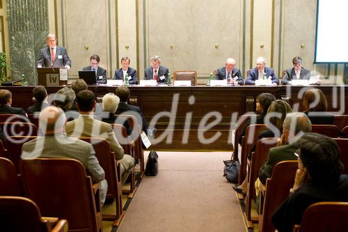 (C) fotodienst.at / Anna Rauchenberger - Wien, am 01.06.2011 - Heute lud das Wirtschaftsforum der Führungskräfte (WdF) zur jährlichen Generalversammlung ins Haus der Industrie. Im Rahmen der Veranstaltung wurden die Agenden des scheidenden Vorsitzenden an den neuen Vorsitzenden übergeben. Das WdF wurde 1979 gegründet und vertritt die Anliegen der österreichischen Führungskräfte, unter anderem als Vertreter im europäischen Dachverband Confédération Européenne des Cadres (CEC). Dem unabhängigen Verein gehören bundesweit knapp 2.800 ManagerInnen an. FOTO v.l.: Dr. Paul Jankowitsch, scheidender Vorsitzender des WdF (am Rednerpult), Mag. Roland Graf, Gen. Dir. KR Karl Javurek, neuer Vorsitzender des WdF, KR Viktor Wagner,  DI Christian Kehrer, Mag. Christian Domany, RA Dr. Philipp Lettowsky