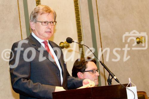 (C) fotodienst.at / Anna Rauchenberger - Wien, am 01.06.2011 - Heute lud das Wirtschaftsforum der Führungskräfte (WdF) zur jährlichen Generalversammlung ins Haus der Industrie. Im Rahmen der Veranstaltung wurden die Agenden des scheidenden Vorsitzenden an den neuen Vorsitzenden übergeben. Das WdF wurde 1979 gegründet und vertritt die Anliegen der österreichischen Führungskräfte, unter anderem als Vertreter im europäischen Dachverband Confédération Européenne des Cadres (CEC). Dem unabhängigen Verein gehören bundesweit knapp 2.800 ManagerInnen an. FOTO: Dr. Paul Jankowitsch, scheidender Vorsitzender des WdF