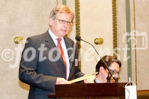 (C) fotodienst.at / Anna Rauchenberger - Wien, am 01.06.2011 - Heute lud das Wirtschaftsforum der Führungskräfte (WdF) zur jährlichen Generalversammlung ins Haus der Industrie. Im Rahmen der Veranstaltung wurden die Agenden des scheidenden Vorsitzenden an den neuen Vorsitzenden übergeben. Das WdF wurde 1979 gegründet und vertritt die Anliegen der österreichischen Führungskräfte, unter anderem als Vertreter im europäischen Dachverband Confédération Européenne des Cadres (CEC). Dem unabhängigen Verein gehören bundesweit knapp 2.800 ManagerInnen an. FOTO: Dr. Paul Jankowitsch, scheidender Vorsitzender des WdF