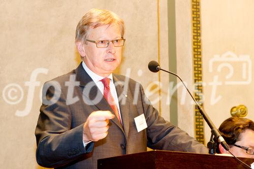 (C) fotodienst.at / Anna Rauchenberger - Wien, am 01.06.2011 - Heute lud das Wirtschaftsforum der Führungskräfte (WdF) zur jährlichen Generalversammlung ins Haus der Industrie. Im Rahmen der Veranstaltung wurden die Agenden des scheidenden Vorsitzenden an den neuen Vorsitzenden übergeben. Das WdF wurde 1979 gegründet und vertritt die Anliegen der österreichischen Führungskräfte, unter anderem als Vertreter im europäischen Dachverband Confédération Européenne des Cadres (CEC). Dem unabhängigen Verein gehören bundesweit knapp 2.800 ManagerInnen an. FOTO: Dr. Paul Jankowitsch, scheidender Vorsitzender des WdF