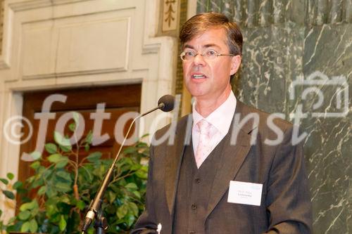 (C) fotodienst.at / Anna Rauchenberger - Wien, am 01.06.2011 - Heute lud das Wirtschaftsforum der Führungskräfte (WdF) zur jährlichen Generalversammlung ins Haus der Industrie. Im Rahmen der Veranstaltung wurden die Agenden des scheidenden Vorsitzenden an den neuen Vorsitzenden übergeben. Das WdF wurde 1979 gegründet und vertritt die Anliegen der österreichischen Führungskräfte, unter anderem als Vertreter im europäischen Dachverband Confédération Européenne des Cadres (CEC). Dem unabhängigen Verein gehören bundesweit knapp 2.800 ManagerInnen an. FOTO: RA Dr. Philipp Lettowsky, WdF