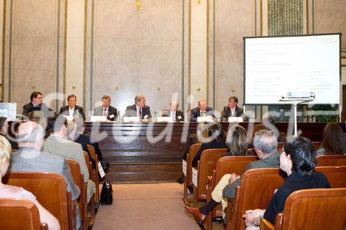 (C) fotodienst.at / Anna Rauchenberger - Wien, am 01.06.2011 - Heute lud das Wirtschaftsforum der Führungskräfte (WdF) zur jährlichen Generalversammlung ins Haus der Industrie. Im Rahmen der Veranstaltung wurden die Agenden des scheidenden Vorsitzenden an den neuen Vorsitzenden übergeben. Das WdF wurde 1979 gegründet und vertritt die Anliegen der österreichischen Führungskräfte, unter anderem als Vertreter im europäischen Dachverband Confédération Européenne des Cadres (CEC). Dem unabhängigen Verein gehören bundesweit knapp 2.800 ManagerInnen an. FOTO v.l.: Mag. Roland Graf, Gen. Dir. KR Karl Javurek, neuer Vorsitzender des WdF, KR Viktor Wagner, Dr. Paul Jankowitsch, scheidender Vorsitzender des WdF, DI Christian Kehrer, Mag. Christian Domany, RA Dr. Philipp Lettowsky