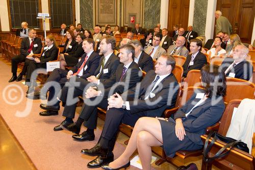 (C) fotodienst.at / Anna Rauchenberger - Wien, am 01.06.2011 - Heute lud das Wirtschaftsforum der Führungskräfte (WdF) zur jährlichen Generalversammlung ins Haus der Industrie. Im Rahmen der Veranstaltung wurden die Agenden des scheidenden Vorsitzenden an den neuen Vorsitzenden übergeben. Das WdF wurde 1979 gegründet und vertritt die Anliegen der österreichischen Führungskräfte, unter anderem als Vertreter im europäischen Dachverband Confédération Européenne des Cadres (CEC). Dem unabhängigen Verein gehören bundesweit knapp 2.800 ManagerInnen an.