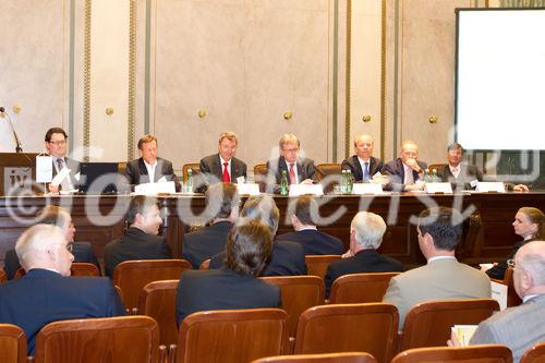 (C) fotodienst.at / Anna Rauchenberger - Wien, am 01.06.2011 - Heute lud das Wirtschaftsforum der Führungskräfte (WdF) zur jährlichen Generalversammlung ins Haus der Industrie. Im Rahmen der Veranstaltung wurden die Agenden des scheidenden Vorsitzenden an den neuen Vorsitzenden übergeben. Das WdF wurde 1979 gegründet und vertritt die Anliegen der österreichischen Führungskräfte, unter anderem als Vertreter im europäischen Dachverband Confédération Européenne des Cadres (CEC). Dem unabhängigen Verein gehören bundesweit knapp 2.800 ManagerInnen an. FOTO v.l.: Mag. Roland Graf, Gen. Dir. KR Karl Javurek, neuer Vorsitzender des WdF, KR Viktor Wagner, Dr. Paul Jankowitsch, scheidender Vorsitzender des WdF, DI Christian Kehrer, Mag. Christian Domany, RA Dr. Philipp Lettowsky