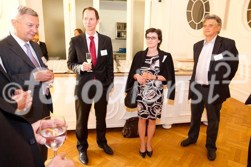 (C) fotodienst.at / Anna Rauchenberger - Wien, am 01.06.2011 - Heute lud das Wirtschaftsforum der Führungskräfte (WdF) zur jährlichen Generalversammlung ins Haus der Industrie. Im Rahmen der Veranstaltung wurden die Agenden des scheidenden Vorsitzenden an den neuen Vorsitzenden übergeben. Das WdF wurde 1979 gegründet und vertritt die Anliegen der österreichischen Führungskräfte, unter anderem als Vertreter im europäischen Dachverband Confédération Européenne des Cadres (CEC). Dem unabhängigen Verein gehören bundesweit knapp 2.800 ManagerInnen an. FOTO: Die neuen Wiener Mitglieder werden im Spiegelsaal im Haus der Industrie begrüßt.