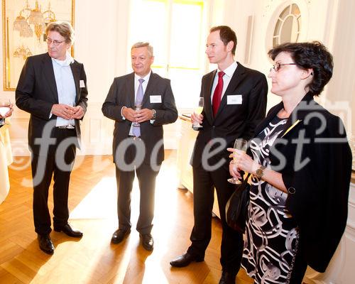 (C) fotodienst.at / Anna Rauchenberger - Wien, am 01.06.2011 - Heute lud das Wirtschaftsforum der Führungskräfte (WdF) zur jährlichen Generalversammlung ins Haus der Industrie. Im Rahmen der Veranstaltung wurden die Agenden des scheidenden Vorsitzenden an den neuen Vorsitzenden übergeben. Das WdF wurde 1979 gegründet und vertritt die Anliegen der österreichischen Führungskräfte, unter anderem als Vertreter im europäischen Dachverband Confédération Européenne des Cadres (CEC). Dem unabhängigen Verein gehören bundesweit knapp 2.800 ManagerInnen an. FOTO: Die neuen Wiener Mitglieder werden im Spiegelsaal im Haus der Industrie begrüßt.