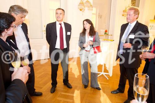 (C) fotodienst.at / Anna Rauchenberger - Wien, am 01.06.2011 - Heute lud das Wirtschaftsforum der Führungskräfte (WdF) zur jährlichen Generalversammlung ins Haus der Industrie. Im Rahmen der Veranstaltung wurden die Agenden des scheidenden Vorsitzenden an den neuen Vorsitzenden übergeben. Das WdF wurde 1979 gegründet und vertritt die Anliegen der österreichischen Führungskräfte, unter anderem als Vertreter im europäischen Dachverband Confédération Européenne des Cadres (CEC). Dem unabhängigen Verein gehören bundesweit knapp 2.800 ManagerInnen an. FOTO: Die neuen Wiener Mitglieder werden im Spiegelsaal im Haus der Industrie begrüßt.