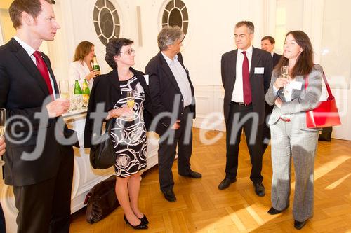 (C) fotodienst.at / Anna Rauchenberger - Wien, am 01.06.2011 - Heute lud das Wirtschaftsforum der Führungskräfte (WdF) zur jährlichen Generalversammlung ins Haus der Industrie. Im Rahmen der Veranstaltung wurden die Agenden des scheidenden Vorsitzenden an den neuen Vorsitzenden übergeben. Das WdF wurde 1979 gegründet und vertritt die Anliegen der österreichischen Führungskräfte, unter anderem als Vertreter im europäischen Dachverband Confédération Européenne des Cadres (CEC). Dem unabhängigen Verein gehören bundesweit knapp 2.800 ManagerInnen an. FOTO: Die neuen Wiener Mitglieder werden im Spiegelsaal im Haus der Industrie begrüßt.