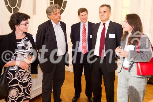 (C) fotodienst.at / Anna Rauchenberger - Wien, am 01.06.2011 - Heute lud das Wirtschaftsforum der Führungskräfte (WdF) zur jährlichen Generalversammlung ins Haus der Industrie. Im Rahmen der Veranstaltung wurden die Agenden des scheidenden Vorsitzenden an den neuen Vorsitzenden übergeben. Das WdF wurde 1979 gegründet und vertritt die Anliegen der österreichischen Führungskräfte, unter anderem als Vertreter im europäischen Dachverband Confédération Européenne des Cadres (CEC). Dem unabhängigen Verein gehören bundesweit knapp 2.800 ManagerInnen an. FOTO: Die neuen Wiener Mitglieder werden im Spiegelsaal im Haus der Industrie begrüßt.