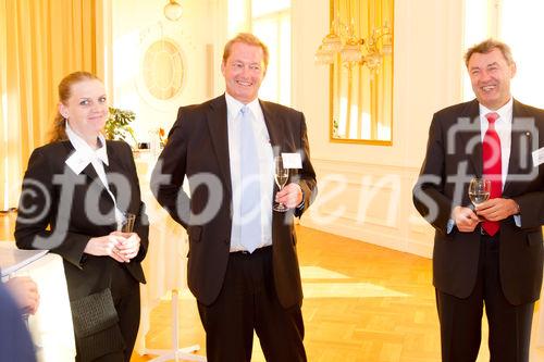 (C) fotodienst.at / Anna Rauchenberger - Wien, am 01.06.2011 - Heute lud das Wirtschaftsforum der Führungskräfte (WdF) zur jährlichen Generalversammlung ins Haus der Industrie. Im Rahmen der Veranstaltung wurden die Agenden des scheidenden Vorsitzenden an den neuen Vorsitzenden übergeben. Das WdF wurde 1979 gegründet und vertritt die Anliegen der österreichischen Führungskräfte, unter anderem als Vertreter im europäischen Dachverband Confédération Européenne des Cadres (CEC). Dem unabhängigen Verein gehören bundesweit knapp 2.800 ManagerInnen an. FOTO: Die neuen Wiener Mitglieder werden im Spiegelsaal im Haus der Industrie begrüßt.