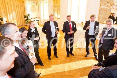 (C) fotodienst.at / Anna Rauchenberger - Wien, am 01.06.2011 - Heute lud das Wirtschaftsforum der Führungskräfte (WdF) zur jährlichen Generalversammlung ins Haus der Industrie. Im Rahmen der Veranstaltung wurden die Agenden des scheidenden Vorsitzenden an den neuen Vorsitzenden übergeben. Das WdF wurde 1979 gegründet und vertritt die Anliegen der österreichischen Führungskräfte, unter anderem als Vertreter im europäischen Dachverband Confédération Européenne des Cadres (CEC). Dem unabhängigen Verein gehören bundesweit knapp 2.800 ManagerInnen an. FOTO: Die neuen Wiener Mitglieder werden im Spiegelsaal im Haus der Industrie begrüßt.