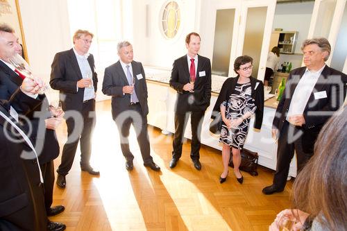 (C) fotodienst.at / Anna Rauchenberger - Wien, am 01.06.2011 - Heute lud das Wirtschaftsforum der Führungskräfte (WdF) zur jährlichen Generalversammlung ins Haus der Industrie. Im Rahmen der Veranstaltung wurden die Agenden des scheidenden Vorsitzenden an den neuen Vorsitzenden übergeben. Das WdF wurde 1979 gegründet und vertritt die Anliegen der österreichischen Führungskräfte, unter anderem als Vertreter im europäischen Dachverband Confédération Européenne des Cadres (CEC). Dem unabhängigen Verein gehören bundesweit knapp 2.800 ManagerInnen an. FOTO: Die neuen Wiener Mitglieder werden im Spiegelsaal im Haus der Industrie begrüßt.