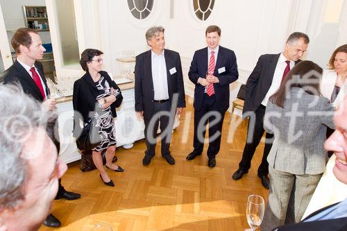 (C) fotodienst.at / Anna Rauchenberger - Wien, am 01.06.2011 - Heute lud das Wirtschaftsforum der Führungskräfte (WdF) zur jährlichen Generalversammlung ins Haus der Industrie. Im Rahmen der Veranstaltung wurden die Agenden des scheidenden Vorsitzenden an den neuen Vorsitzenden übergeben. Das WdF wurde 1979 gegründet und vertritt die Anliegen der österreichischen Führungskräfte, unter anderem als Vertreter im europäischen Dachverband Confédération Européenne des Cadres (CEC). Dem unabhängigen Verein gehören bundesweit knapp 2.800 ManagerInnen an. FOTO: Die neuen Wiener Mitglieder werden im Spiegelsaal im Haus der Industrie begrüßt.