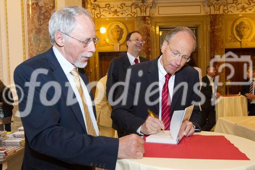 (C) fotodienst.at / Anna Rauchenberger - Wien, am 01.06.2011 - Heute lud das Wirtschaftsforum der Führungskräfte (WdF) zur jährlichen Generalversammlung ins Haus der Industrie. Im Rahmen der Veranstaltung wurden die Agenden des scheidenden Vorsitzenden an den neuen Vorsitzenden übergeben. Das WdF wurde 1979 gegründet und vertritt die Anliegen der österreichischen Führungskräfte, unter anderem als Vertreter im europäischen Dachverband Confédération Européenne des Cadres (CEC). Dem unabhängigen Verein gehören bundesweit knapp 2.800 ManagerInnen an.