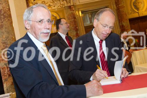 (C) fotodienst.at / Anna Rauchenberger - Wien, am 01.06.2011 - Heute lud das Wirtschaftsforum der Führungskräfte (WdF) zur jährlichen Generalversammlung ins Haus der Industrie. Im Rahmen der Veranstaltung wurden die Agenden des scheidenden Vorsitzenden an den neuen Vorsitzenden übergeben. Das WdF wurde 1979 gegründet und vertritt die Anliegen der österreichischen Führungskräfte, unter anderem als Vertreter im europäischen Dachverband Confédération Européenne des Cadres (CEC). Dem unabhängigen Verein gehören bundesweit knapp 2.800 ManagerInnen an.