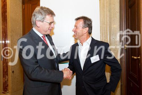 (C) fotodienst.at / Anna Rauchenberger - Wien, am 01.06.2011 - Heute lud das Wirtschaftsforum der Führungskräfte (WdF) zur jährlichen Generalversammlung ins Haus der Industrie. Im Rahmen der Veranstaltung wurden die Agenden des scheidenden Vorsitzenden an den neuen Vorsitzenden übergeben. Das WdF wurde 1979 gegründet und vertritt die Anliegen der österreichischen Führungskräfte, unter anderem als Vertreter im europäischen Dachverband Confédération Européenne des Cadres (CEC). Dem unabhängigen Verein gehören bundesweit knapp 2.800 ManagerInnen an. FOTO v.l.: Shake-Hands Dr. Paul Jankowitsch, scheidender Vorsitzender des WdF, mit Gen. Dir. KR Karl Javurek, neuer Vorsitzender des WdF