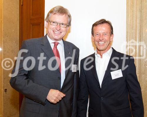 (C) fotodienst.at / Anna Rauchenberger - Wien, am 01.06.2011 - Heute lud das Wirtschaftsforum der Führungskräfte (WdF) zur jährlichen Generalversammlung ins Haus der Industrie. Im Rahmen der Veranstaltung wurden die Agenden des scheidenden Vorsitzenden an den neuen Vorsitzenden übergeben. Das WdF wurde 1979 gegründet und vertritt die Anliegen der österreichischen Führungskräfte, unter anderem als Vertreter im europäischen Dachverband Confédération Européenne des Cadres (CEC). Dem unabhängigen Verein gehören bundesweit knapp 2.800 ManagerInnen an. FOTO v.l.: Shake-Hands Dr. Paul Jankowitsch, scheidender Vorsitzender des WdF, mit Gen. Dir. KR Karl Javurek, neuer Vorsitzender des WdF