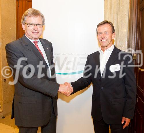 (C) fotodienst.at / Anna Rauchenberger - Wien, am 01.06.2011 - Heute lud das Wirtschaftsforum der Führungskräfte (WdF) zur jährlichen Generalversammlung ins Haus der Industrie. Im Rahmen der Veranstaltung wurden die Agenden des scheidenden Vorsitzenden an den neuen Vorsitzenden übergeben. Das WdF wurde 1979 gegründet und vertritt die Anliegen der österreichischen Führungskräfte, unter anderem als Vertreter im europäischen Dachverband Confédération Européenne des Cadres (CEC). Dem unabhängigen Verein gehören bundesweit knapp 2.800 ManagerInnen an. FOTO v.l.: Shake-Hands Dr. Paul Jankowitsch, scheidender Vorsitzender des WdF, mit Gen. Dir. KR Karl Javurek, neuer Vorsitzender des WdF