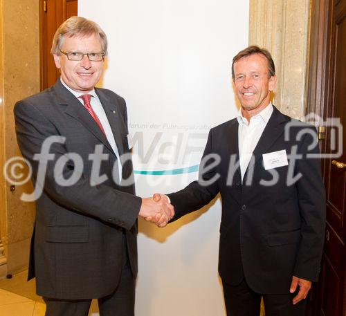 (C) fotodienst.at / Anna Rauchenberger - Wien, am 01.06.2011 - Heute lud das Wirtschaftsforum der Führungskräfte (WdF) zur jährlichen Generalversammlung ins Haus der Industrie. Im Rahmen der Veranstaltung wurden die Agenden des scheidenden Vorsitzenden an den neuen Vorsitzenden übergeben. Das WdF wurde 1979 gegründet und vertritt die Anliegen der österreichischen Führungskräfte, unter anderem als Vertreter im europäischen Dachverband Confédération Européenne des Cadres (CEC). Dem unabhängigen Verein gehören bundesweit knapp 2.800 ManagerInnen an. FOTO v.l.: Shake-Hands Dr. Paul Jankowitsch, scheidender Vorsitzender des WdF, mit Gen. Dir. KR Karl Javurek, neuer Vorsitzender des WdF