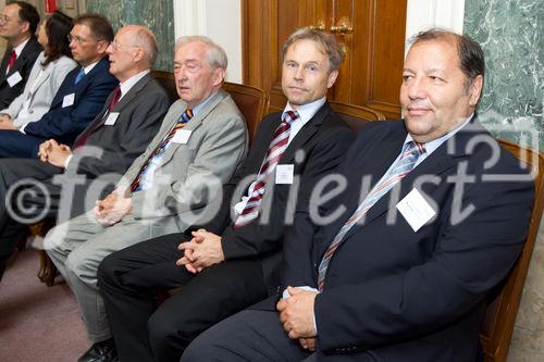 (C) fotodienst.at / Anna Rauchenberger - Wien, am 01.06.2011 - Heute lud das Wirtschaftsforum der Führungskräfte (WdF) zur jährlichen Generalversammlung ins Haus der Industrie. Im Rahmen der Veranstaltung wurden die Agenden des scheidenden Vorsitzenden an den neuen Vorsitzenden übergeben. Das WdF wurde 1979 gegründet und vertritt die Anliegen der österreichischen Führungskräfte, unter anderem als Vertreter im europäischen Dachverband Confédération Européenne des Cadres (CEC). Dem unabhängigen Verein gehören bundesweit knapp 2.800 ManagerInnen an.