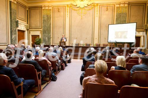 (C) fotodienst.at / Anna Rauchenberger - Wien, am 01.06.2011 - Heute lud das Wirtschaftsforum der Führungskräfte (WdF) zur jährlichen Generalversammlung ins Haus der Industrie. Im Rahmen der Veranstaltung wurden die Agenden des scheidenden Vorsitzenden an den neuen Vorsitzenden übergeben. Das WdF wurde 1979 gegründet und vertritt die Anliegen der österreichischen Führungskräfte, unter anderem als Vertreter im europäischen Dachverband Confédération Européenne des Cadres (CEC). Dem unabhängigen Verein gehören bundesweit knapp 2.800 ManagerInnen an.