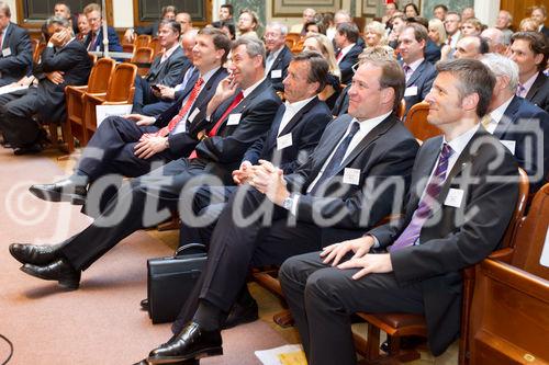 (C) fotodienst.at / Anna Rauchenberger - Wien, am 01.06.2011 - Heute lud das Wirtschaftsforum der Führungskräfte (WdF) zur jährlichen Generalversammlung ins Haus der Industrie. Im Rahmen der Veranstaltung wurden die Agenden des scheidenden Vorsitzenden an den neuen Vorsitzenden übergeben. Das WdF wurde 1979 gegründet und vertritt die Anliegen der österreichischen Führungskräfte, unter anderem als Vertreter im europäischen Dachverband Confédération Européenne des Cadres (CEC). Dem unabhängigen Verein gehören bundesweit knapp 2.800 ManagerInnen an.