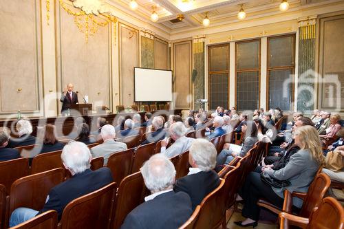 (C) fotodienst.at / Anna Rauchenberger - Wien, am 01.06.2011 - Heute lud das Wirtschaftsforum der Führungskräfte (WdF) zur jährlichen Generalversammlung ins Haus der Industrie. Im Rahmen der Veranstaltung wurden die Agenden des scheidenden Vorsitzenden an den neuen Vorsitzenden übergeben. Das WdF wurde 1979 gegründet und vertritt die Anliegen der österreichischen Führungskräfte, unter anderem als Vertreter im europäischen Dachverband Confédération Européenne des Cadres (CEC). Dem unabhängigen Verein gehören bundesweit knapp 2.800 ManagerInnen an.