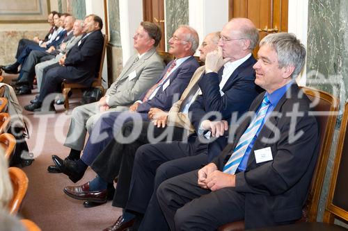 (C) fotodienst.at / Anna Rauchenberger - Wien, am 01.06.2011 - Heute lud das Wirtschaftsforum der Führungskräfte (WdF) zur jährlichen Generalversammlung ins Haus der Industrie. Im Rahmen der Veranstaltung wurden die Agenden des scheidenden Vorsitzenden an den neuen Vorsitzenden übergeben. Das WdF wurde 1979 gegründet und vertritt die Anliegen der österreichischen Führungskräfte, unter anderem als Vertreter im europäischen Dachverband Confédération Européenne des Cadres (CEC). Dem unabhängigen Verein gehören bundesweit knapp 2.800 ManagerInnen an.