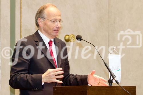 (C) fotodienst.at / Anna Rauchenberger - Wien, am 01.06.2011 - Heute lud das Wirtschaftsforum der Führungskräfte (WdF) zur jährlichen Generalversammlung ins Haus der Industrie. Im Rahmen der Veranstaltung wurden die Agenden des scheidenden Vorsitzenden an den neuen Vorsitzenden übergeben. Das WdF wurde 1979 gegründet und vertritt die Anliegen der österreichischen Führungskräfte, unter anderem als Vertreter im europäischen Dachverband Confédération Européenne des Cadres (CEC). Dem unabhängigen Verein gehören bundesweit knapp 2.800 ManagerInnen an. FOTO: Dr. Rudolf Taschner, Mathematiker, Wissenschafter, Autor