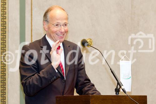 (C) fotodienst.at / Anna Rauchenberger - Wien, am 01.06.2011 - Heute lud das Wirtschaftsforum der Führungskräfte (WdF) zur jährlichen Generalversammlung ins Haus der Industrie. Im Rahmen der Veranstaltung wurden die Agenden des scheidenden Vorsitzenden an den neuen Vorsitzenden übergeben. Das WdF wurde 1979 gegründet und vertritt die Anliegen der österreichischen Führungskräfte, unter anderem als Vertreter im europäischen Dachverband Confédération Européenne des Cadres (CEC). Dem unabhängigen Verein gehören bundesweit knapp 2.800 ManagerInnen an. FOTO: Dr. Rudolf Taschner, Mathematiker, Wissenschafter, Autor