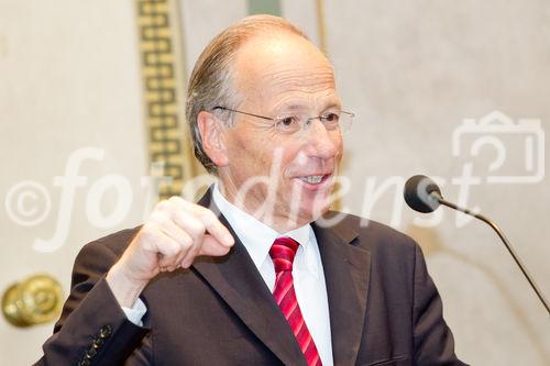 (C) fotodienst.at / Anna Rauchenberger - Wien, am 01.06.2011 - Heute lud das Wirtschaftsforum der Führungskräfte (WdF) zur jährlichen Generalversammlung ins Haus der Industrie. Im Rahmen der Veranstaltung wurden die Agenden des scheidenden Vorsitzenden an den neuen Vorsitzenden übergeben. Das WdF wurde 1979 gegründet und vertritt die Anliegen der österreichischen Führungskräfte, unter anderem als Vertreter im europäischen Dachverband Confédération Européenne des Cadres (CEC). Dem unabhängigen Verein gehören bundesweit knapp 2.800 ManagerInnen an. FOTO: Dr. Rudolf Taschner, Mathematiker, Wissenschafter, Autor