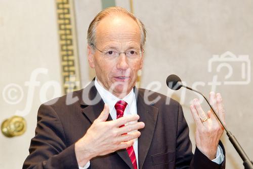 (C) fotodienst.at / Anna Rauchenberger - Wien, am 01.06.2011 - Heute lud das Wirtschaftsforum der Führungskräfte (WdF) zur jährlichen Generalversammlung ins Haus der Industrie. Im Rahmen der Veranstaltung wurden die Agenden des scheidenden Vorsitzenden an den neuen Vorsitzenden übergeben. Das WdF wurde 1979 gegründet und vertritt die Anliegen der österreichischen Führungskräfte, unter anderem als Vertreter im europäischen Dachverband Confédération Européenne des Cadres (CEC). Dem unabhängigen Verein gehören bundesweit knapp 2.800 ManagerInnen an. FOTO: Dr. Rudolf Taschner, Mathematiker, Wissenschafter, Autor