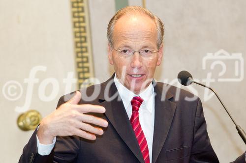 (C) fotodienst.at / Anna Rauchenberger - Wien, am 01.06.2011 - Heute lud das Wirtschaftsforum der Führungskräfte (WdF) zur jährlichen Generalversammlung ins Haus der Industrie. Im Rahmen der Veranstaltung wurden die Agenden des scheidenden Vorsitzenden an den neuen Vorsitzenden übergeben. Das WdF wurde 1979 gegründet und vertritt die Anliegen der österreichischen Führungskräfte, unter anderem als Vertreter im europäischen Dachverband Confédération Européenne des Cadres (CEC). Dem unabhängigen Verein gehören bundesweit knapp 2.800 ManagerInnen an. FOTO: Dr. Rudolf Taschner, Mathematiker, Wissenschafter, Autor