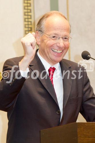 (C) fotodienst.at / Anna Rauchenberger - Wien, am 01.06.2011 - Heute lud das Wirtschaftsforum der Führungskräfte (WdF) zur jährlichen Generalversammlung ins Haus der Industrie. Im Rahmen der Veranstaltung wurden die Agenden des scheidenden Vorsitzenden an den neuen Vorsitzenden übergeben. Das WdF wurde 1979 gegründet und vertritt die Anliegen der österreichischen Führungskräfte, unter anderem als Vertreter im europäischen Dachverband Confédération Européenne des Cadres (CEC). Dem unabhängigen Verein gehören bundesweit knapp 2.800 ManagerInnen an. FOTO: Dr. Rudolf Taschner, Mathematiker, Wissenschafter, Autor