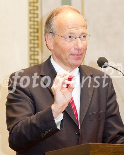 (C) fotodienst.at / Anna Rauchenberger - Wien, am 01.06.2011 - Heute lud das Wirtschaftsforum der Führungskräfte (WdF) zur jährlichen Generalversammlung ins Haus der Industrie. Im Rahmen der Veranstaltung wurden die Agenden des scheidenden Vorsitzenden an den neuen Vorsitzenden übergeben. Das WdF wurde 1979 gegründet und vertritt die Anliegen der österreichischen Führungskräfte, unter anderem als Vertreter im europäischen Dachverband Confédération Européenne des Cadres (CEC). Dem unabhängigen Verein gehören bundesweit knapp 2.800 ManagerInnen an. FOTO: Dr. Rudolf Taschner, Mathematiker, Wissenschafter, Autor