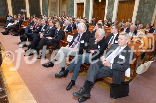 (C) fotodienst.at / Anna Rauchenberger - Wien, am 01.06.2011 - Heute lud das Wirtschaftsforum der Führungskräfte (WdF) zur jährlichen Generalversammlung ins Haus der Industrie. Im Rahmen der Veranstaltung wurden die Agenden des scheidenden Vorsitzenden an den neuen Vorsitzenden übergeben. Das WdF wurde 1979 gegründet und vertritt die Anliegen der österreichischen Führungskräfte, unter anderem als Vertreter im europäischen Dachverband Confédération Européenne des Cadres (CEC). Dem unabhängigen Verein gehören bundesweit knapp 2.800 ManagerInnen an.