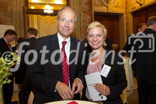 (C) fotodienst.at /Anna Rauchenberger  - Wien, 01.06.2011 –  Heute lud das Wirtschaftsforum der Führungskräfte (WdF) zur Generalversammlung ins Haus der Industrie. Im Rahmen der Veranstaltung wurden die Agenden des scheidenden Vorsitzenden an den neuen Vorsitzenden übergeben. Das WdF wurde 1979 gegründet und vertritt die Anliegen der österreichischen Führungskräfte, unter anderem als Vertreter im eurpäischen Dachverband Confédération Européenne des Cadres (CEC). Dem unabhängigen Verein gehören bundesweit knapp 2800 ManagerInnen an. FOTO: Dr. Rudolf Taschner, Mathematiker, Wissenschafter, Autor (li) beim Signieren seiner Bücher