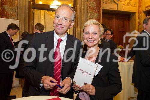 (C) fotodienst.at /Anna Rauchenberger  - Wien, 01.06.2011 –  Heute lud das Wirtschaftsforum der Führungskräfte (WdF) zur Generalversammlung ins Haus der Industrie. Im Rahmen der Veranstaltung wurden die Agenden des scheidenden Vorsitzenden an den neuen Vorsitzenden übergeben. Das WdF wurde 1979 gegründet und vertritt die Anliegen der österreichischen Führungskräfte, unter anderem als Vertreter im eurpäischen Dachverband Confédération Européenne des Cadres (CEC). Dem unabhängigen Verein gehören bundesweit knapp 2800 ManagerInnen an. FOTO: Dr. Rudolf Taschner, Mathematiker, Wissenschafter, Autor (li) beim Signieren seiner Bücher