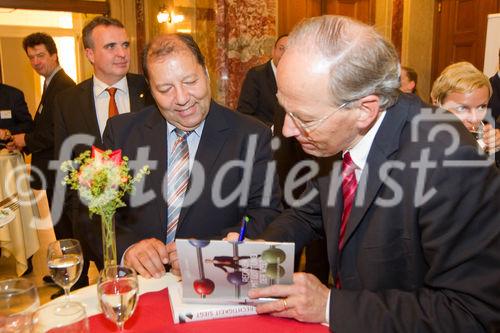 (C) fotodienst.at /Anna Rauchenberger  - Wien, 01.06.2011 –  Heute lud das Wirtschaftsforum der Führungskräfte (WdF) zur Generalversammlung ins Haus der Industrie. Im Rahmen der Veranstaltung wurden die Agenden des scheidenden Vorsitzenden an den neuen Vorsitzenden übergeben. Das WdF wurde 1979 gegründet und vertritt die Anliegen der österreichischen Führungskräfte, unter anderem als Vertreter im eurpäischen Dachverband Confédération Européenne des Cadres (CEC). Dem unabhängigen Verein gehören bundesweit knapp 2800 ManagerInnen an. FOTO: Dr. Rudolf Taschner, Mathematiker, Wissenschafter, Autor (re) beim Signieren seiner Bücher