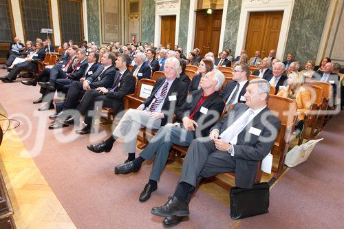 (C) fotodienst.at /Anna Rauchenberger  - Wien, 01.06.2011 –  Heute lud das Wirtschaftsforum der Führungskräfte (WdF) zur Generalversammlung ins Haus der Industrie. Im Rahmen der Veranstaltung wurden die Agenden des scheidenden Vorsitzenden an den neuen Vorsitzenden übergeben. Das WdF wurde 1979 gegründet und vertritt die Anliegen der österreichischen Führungskräfte, unter anderem als Vertreter im eurpäischen Dachverband Confédération Européenne des Cadres (CEC). Dem unabhängigen Verein gehören bundesweit knapp 2800 ManagerInnen an.