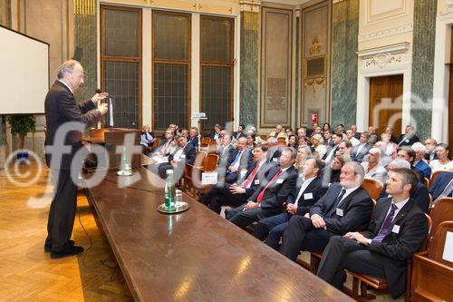 (C) fotodienst.at /Anna Rauchenberger  - Wien, 01.06.2011 –  Heute lud das Wirtschaftsforum der Führungskräfte (WdF) zur Generalversammlung ins Haus der Industrie. Im Rahmen der Veranstaltung wurden die Agenden des scheidenden Vorsitzenden an den neuen Vorsitzenden übergeben. Das WdF wurde 1979 gegründet und vertritt die Anliegen der österreichischen Führungskräfte, unter anderem als Vertreter im eurpäischen Dachverband Confédération Européenne des Cadres (CEC). Dem unabhängigen Verein gehören bundesweit knapp 2800 ManagerInnen an. FOTO: Dr. Rudolf Taschner, Mathematiker, Wissenschafter, Autor