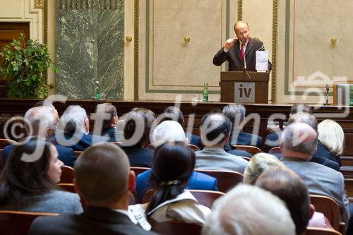 (C) fotodienst.at /Anna Rauchenberger  - Wien, 01.06.2011 –  Heute lud das Wirtschaftsforum der Führungskräfte (WdF) zur Generalversammlung ins Haus der Industrie. Im Rahmen der Veranstaltung wurden die Agenden des scheidenden Vorsitzenden an den neuen Vorsitzenden übergeben. Das WdF wurde 1979 gegründet und vertritt die Anliegen der österreichischen Führungskräfte, unter anderem als Vertreter im eurpäischen Dachverband Confédération Européenne des Cadres (CEC). Dem unabhängigen Verein gehören bundesweit knapp 2800 ManagerInnen an. FOTO: Dr. Rudolf Taschner, Mathematiker, Wissenschafter, Autor