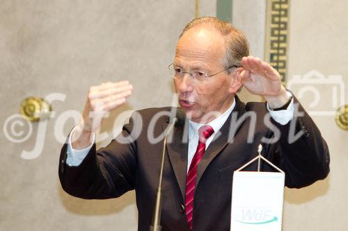 (C) fotodienst.at /Anna Rauchenberger  - Wien, 01.06.2011 –  Heute lud das Wirtschaftsforum der Führungskräfte (WdF) zur Generalversammlung ins Haus der Industrie. Im Rahmen der Veranstaltung wurden die Agenden des scheidenden Vorsitzenden an den neuen Vorsitzenden übergeben. Das WdF wurde 1979 gegründet und vertritt die Anliegen der österreichischen Führungskräfte, unter anderem als Vertreter im eurpäischen Dachverband Confédération Européenne des Cadres (CEC). Dem unabhängigen Verein gehören bundesweit knapp 2800 ManagerInnen an. FOTO: Dr. Rudolf Taschner, Mathematiker, Wissenschafter, Autor