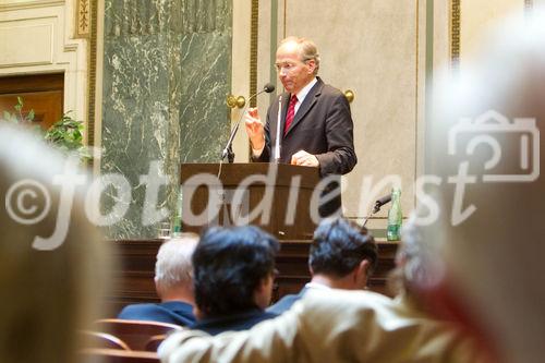 (C) fotodienst.at /Anna Rauchenberger  - Wien, 01.06.2011 –  Heute lud das Wirtschaftsforum der Führungskräfte (WdF) zur Generalversammlung ins Haus der Industrie. Im Rahmen der Veranstaltung wurden die Agenden des scheidenden Vorsitzenden an den neuen Vorsitzenden übergeben. Das WdF wurde 1979 gegründet und vertritt die Anliegen der österreichischen Führungskräfte, unter anderem als Vertreter im eurpäischen Dachverband Confédération Européenne des Cadres (CEC). Dem unabhängigen Verein gehören bundesweit knapp 2800 ManagerInnen an. FOTO: Dr. Rudolf Taschner, Mathematiker, Wissenschafter, Autor