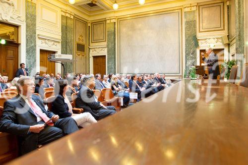 (C) fotodienst.at /Anna Rauchenberger  - Wien, 01.06.2011 –  Heute lud das Wirtschaftsforum der Führungskräfte (WdF) zur Generalversammlung ins Haus der Industrie. Im Rahmen der Veranstaltung wurden die Agenden des scheidenden Vorsitzenden an den neuen Vorsitzenden übergeben. Das WdF wurde 1979 gegründet und vertritt die Anliegen der österreichischen Führungskräfte, unter anderem als Vertreter im eurpäischen Dachverband Confédération Européenne des Cadres (CEC). Dem unabhängigen Verein gehören bundesweit knapp 2800 ManagerInnen an.