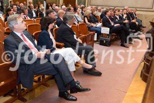 (C) fotodienst.at /Anna Rauchenberger  - Wien, 01.06.2011 –  Heute lud das Wirtschaftsforum der Führungskräfte (WdF) zur Generalversammlung ins Haus der Industrie. Im Rahmen der Veranstaltung wurden die Agenden des scheidenden Vorsitzenden an den neuen Vorsitzenden übergeben. Das WdF wurde 1979 gegründet und vertritt die Anliegen der österreichischen Führungskräfte, unter anderem als Vertreter im eurpäischen Dachverband Confédération Européenne des Cadres (CEC). Dem unabhängigen Verein gehören bundesweit knapp 2800 ManagerInnen an.