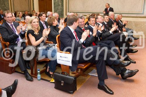 (C) fotodienst.at /Anna Rauchenberger  - Wien, 01.06.2011 –  Heute lud das Wirtschaftsforum der Führungskräfte (WdF) zur Generalversammlung ins Haus der Industrie. Im Rahmen der Veranstaltung wurden die Agenden des scheidenden Vorsitzenden an den neuen Vorsitzenden übergeben. Das WdF wurde 1979 gegründet und vertritt die Anliegen der österreichischen Führungskräfte, unter anderem als Vertreter im eurpäischen Dachverband Confédération Européenne des Cadres (CEC). Dem unabhängigen Verein gehören bundesweit knapp 2800 ManagerInnen an.