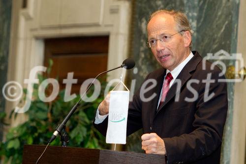 (C) fotodienst.at /Anna Rauchenberger  - Wien, 01.06.2011 –  Heute lud das Wirtschaftsforum der Führungskräfte (WdF) zur Generalversammlung ins Haus der Industrie. Im Rahmen der Veranstaltung wurden die Agenden des scheidenden Vorsitzenden an den neuen Vorsitzenden übergeben. Das WdF wurde 1979 gegründet und vertritt die Anliegen der österreichischen Führungskräfte, unter anderem als Vertreter im eurpäischen Dachverband Confédération Européenne des Cadres (CEC). Dem unabhängigen Verein gehören bundesweit knapp 2800 ManagerInnen an. FOTO: Dr. Rudolf Taschner, Mathematiker, Wissenschafter, Autor