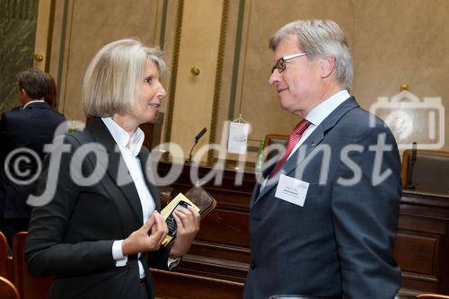 (C) fotodienst.at /Anna Rauchenberger  - Wien, 01.06.2011 –  Heute lud das Wirtschaftsforum der Führungskräfte (WdF) zur Generalversammlung ins Haus der Industrie. Im Rahmen der Veranstaltung wurden die Agenden des scheidenden Vorsitzenden an den neuen Vorsitzenden übergeben. Das WdF wurde 1979 gegründet und vertritt die Anliegen der österreichischen Führungskräfte, unter anderem als Vertreter im eurpäischen Dachverband Confédération Européenne des Cadres (CEC). Dem unabhängigen Verein gehören bundesweit knapp 2800 ManagerInnen an.